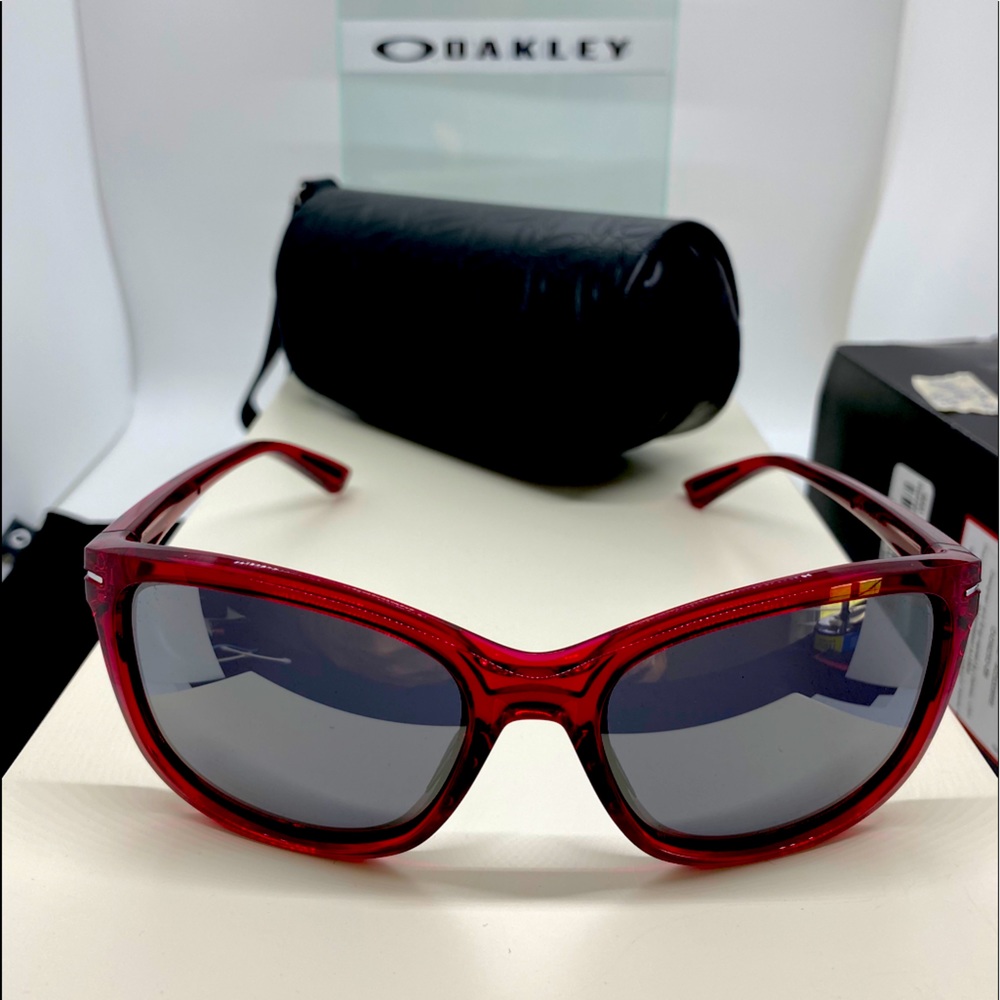 OALKEY SUNGLASSES. New in Box Drop In